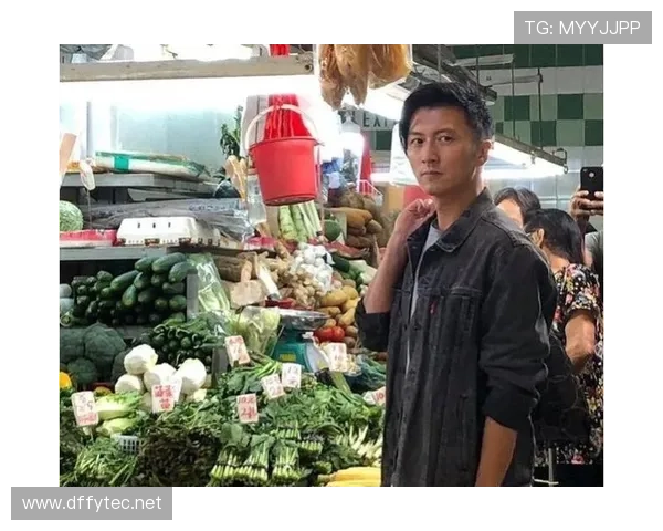 管晨辰提着名牌菜篮逛菜市场，那反差把我笑瘫了